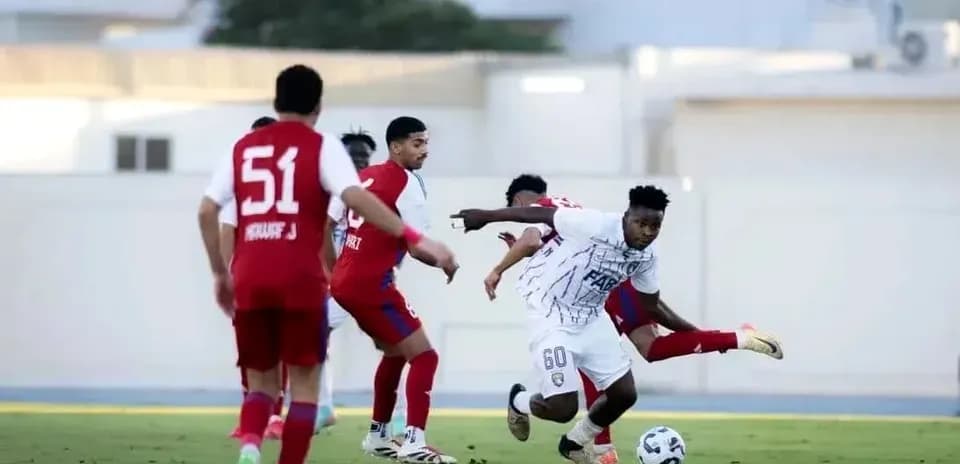 Jugador de Dibba Al Fujairah U23 driblando