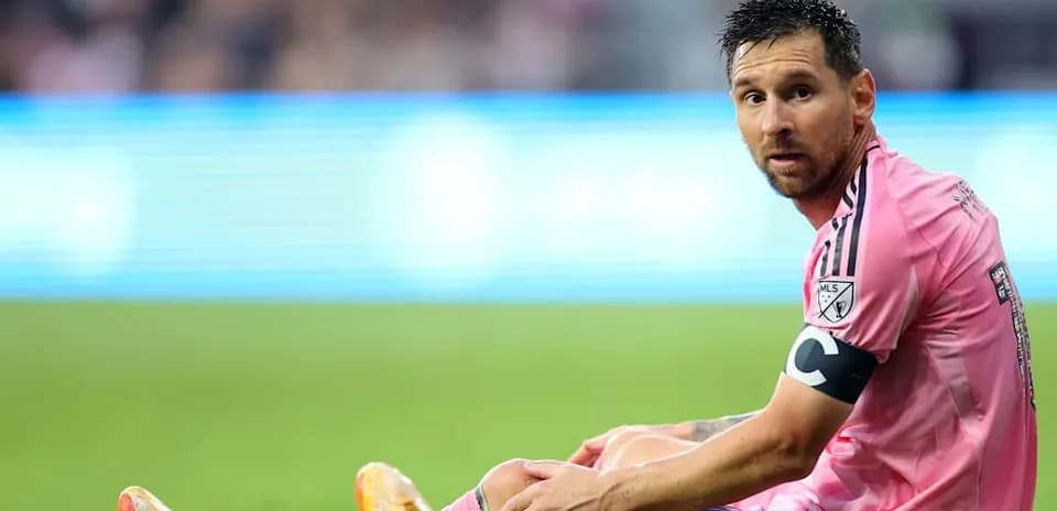 Jugador sentado en el campo durante el partido