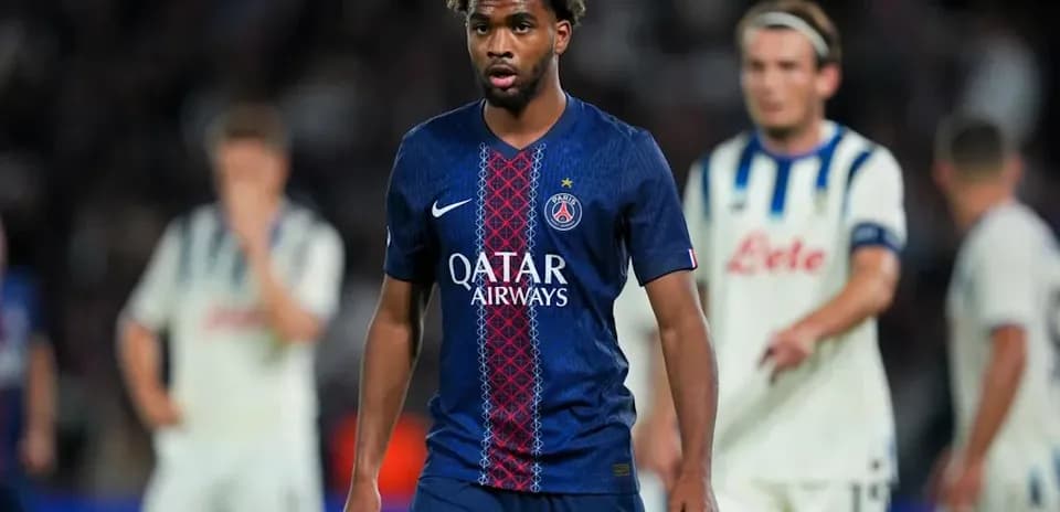 Jugador del PSG caminando durante un partido