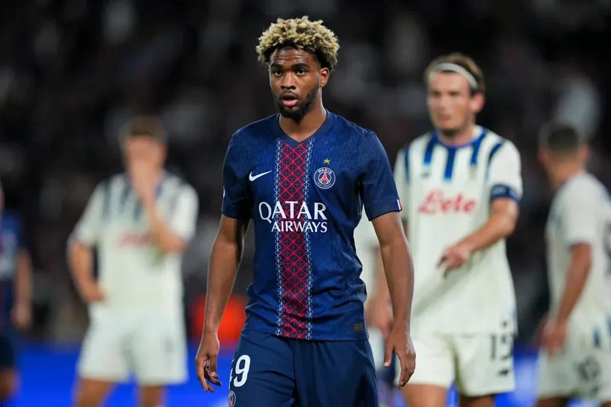 Jugador del PSG caminando durante un partido