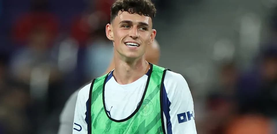 Jugador sonriente con pechera en el campo