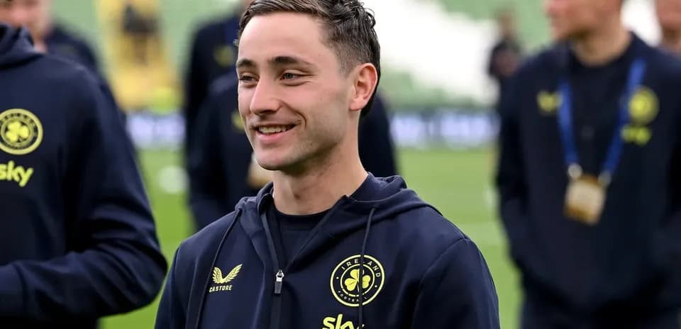 Jugador sonriente en el campo antes del partido