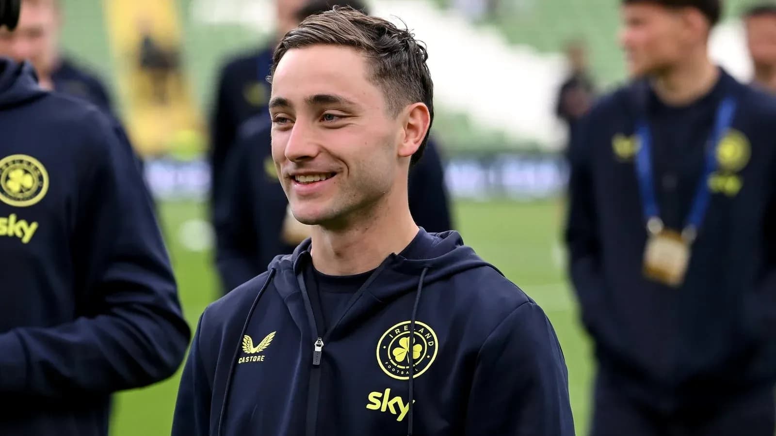 Jugador sonriente en el campo antes del partido