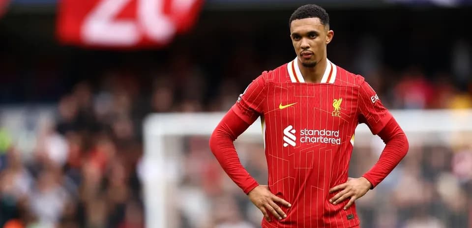 Jugador de Liverpool con camiseta roja en el campo