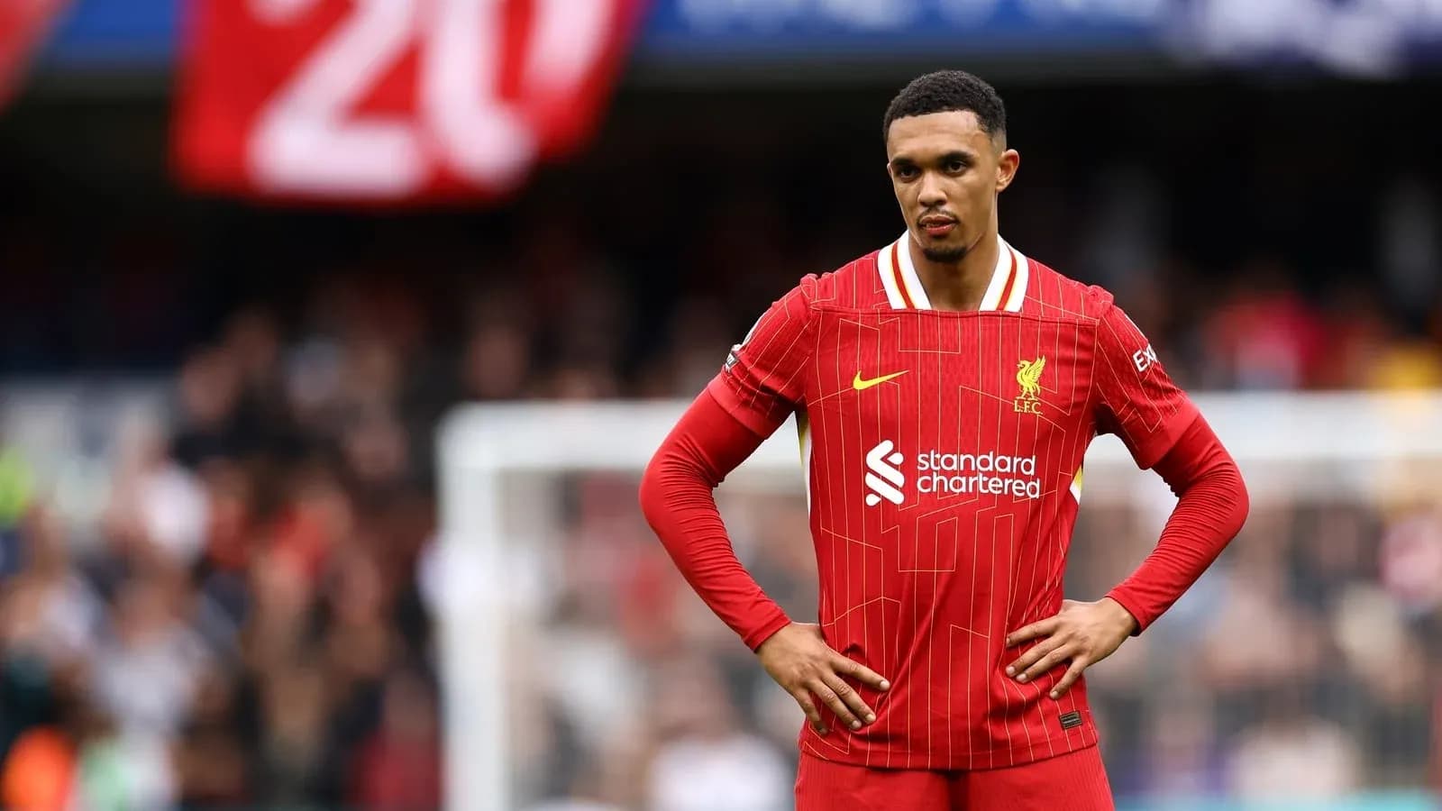 Jugador de Liverpool con camiseta roja en el campo
