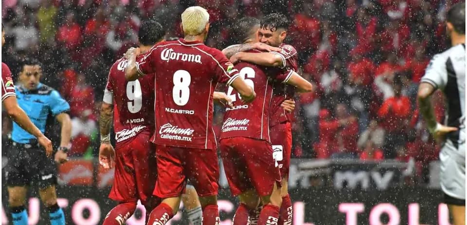 Jugadores de Toluca celebrando un gol en el partido
