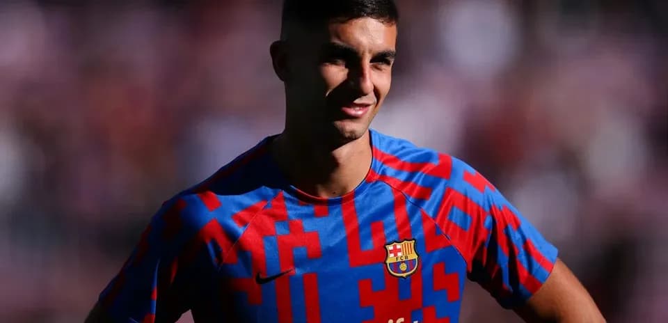 Jugador sonriendo con camiseta del FC Barcelona