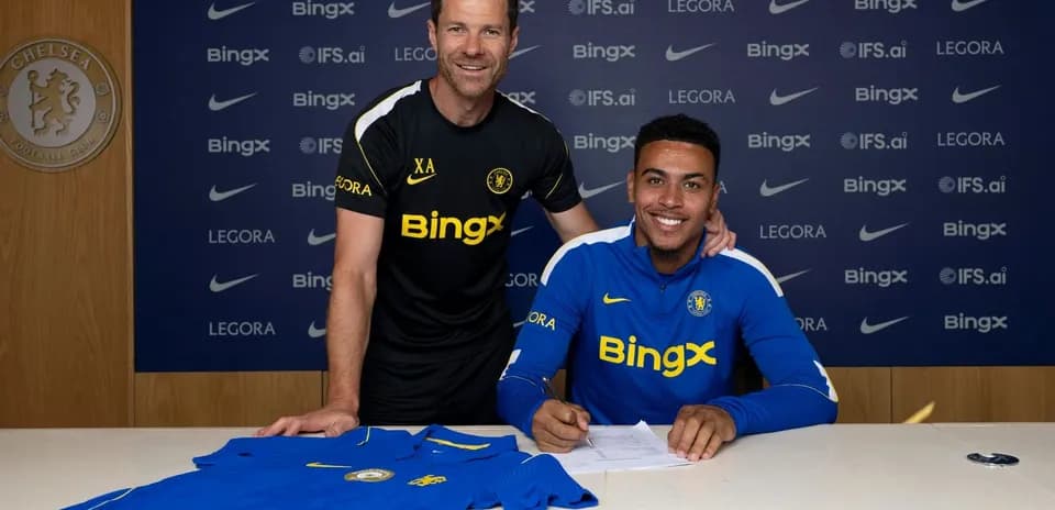 Jugador firmando contrato con entrenador en Chelsea