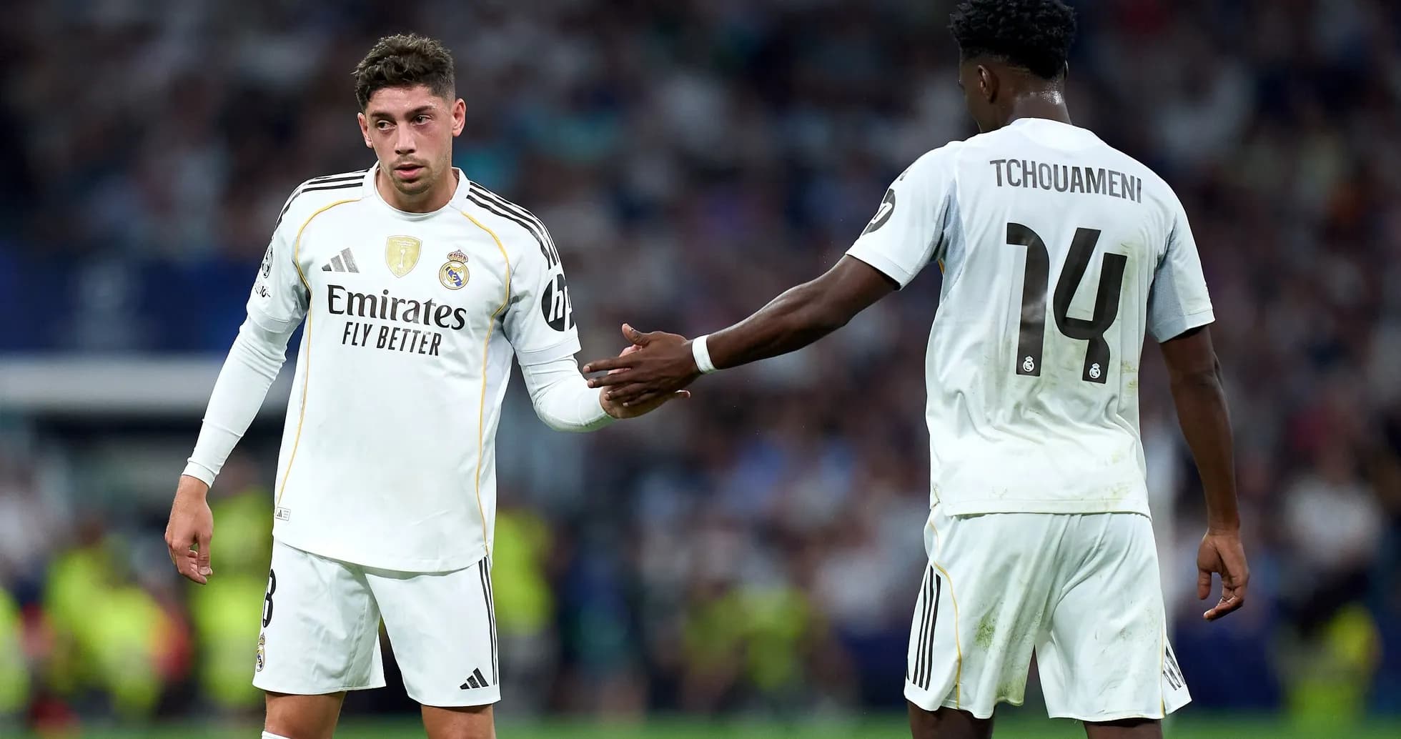 Jugadores de Real Madrid saludándose en el campo