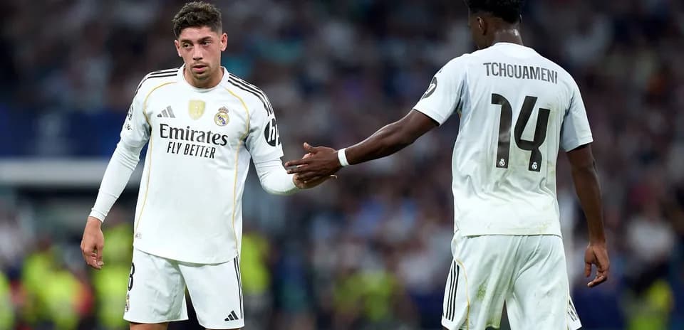 Jugadores de Real Madrid saludándose en el campo