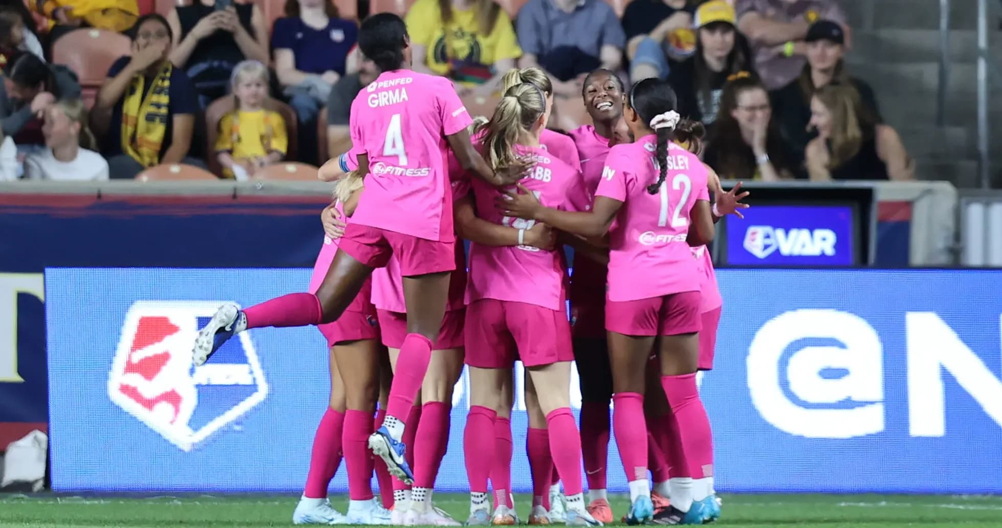 Jugadoras del San Diego Wave celebrando un gol