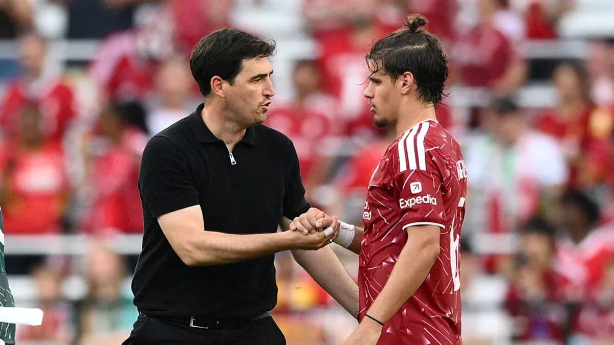 Entrenador conversando con jugador en el campo