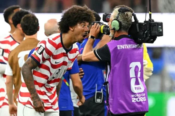 Jugador de EE. UU. celebrando frente a cámara
