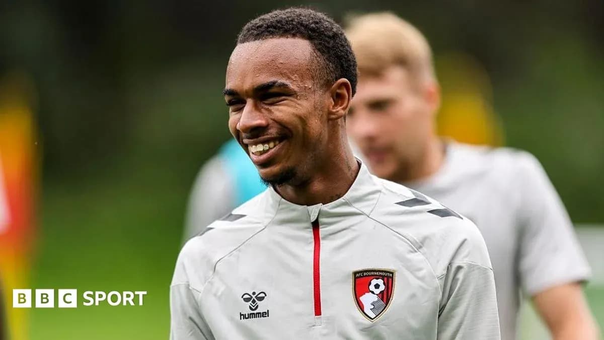 Jugador de Bournemouth sonriendo durante entrenamiento