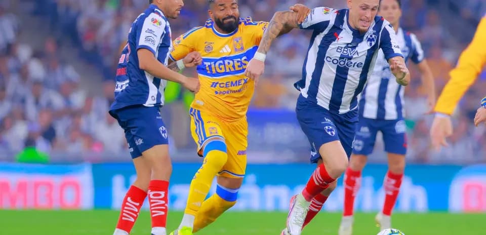 Jugadores de Monterrey y Tigres compitiendo por el balón