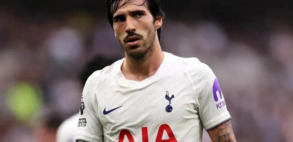 Jugador de Tottenham en acción durante el partido
