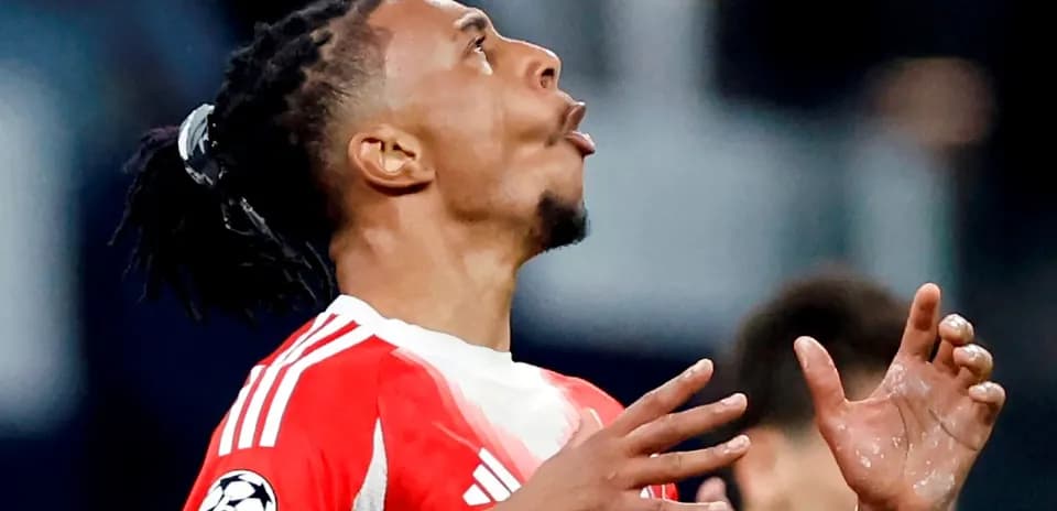 Jugador de fútbol celebrando durante un partido