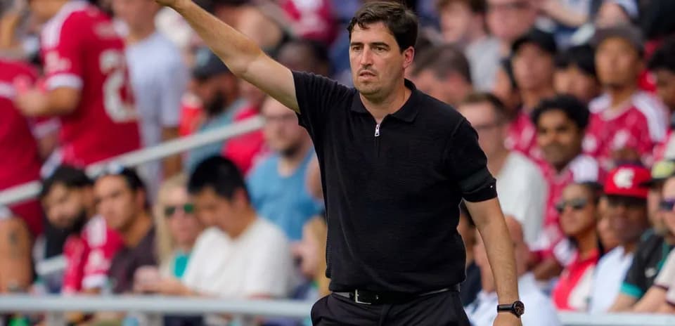 Entrenador dirigiendo desde la línea de banda