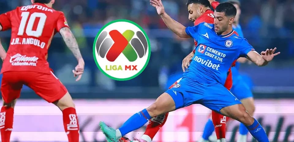 Cruz Azul y Toluca compiten por el balón