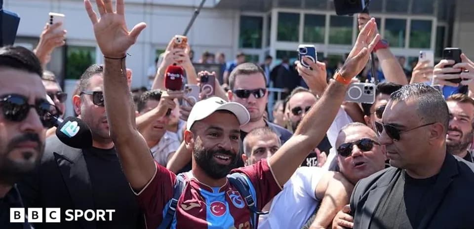 Jugador saludando a la multitud en el evento