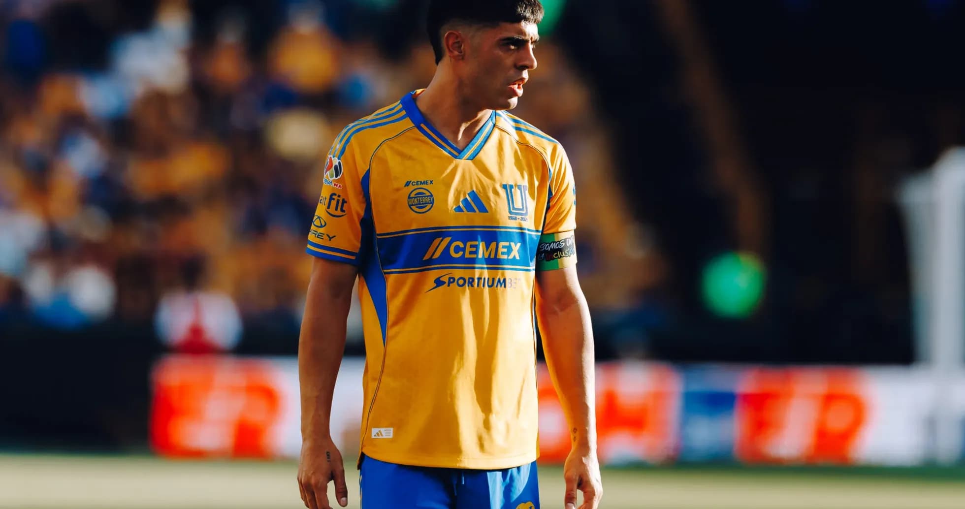 Jugador de Tigres UANL en acción durante el partido