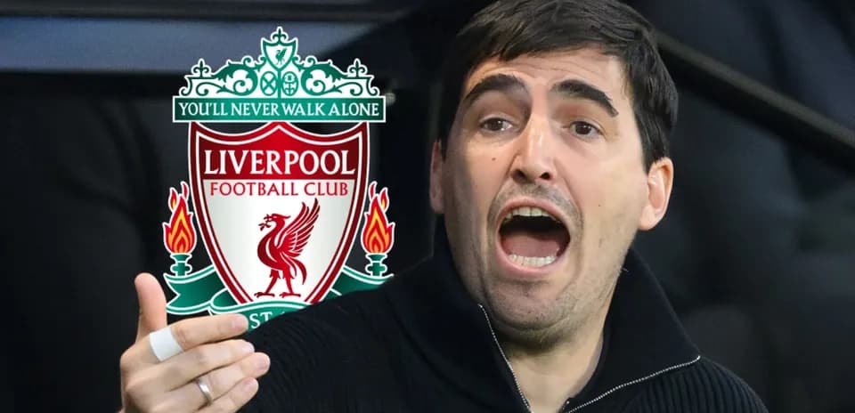 Entrenador gesticulando frente al escudo de Liverpool
