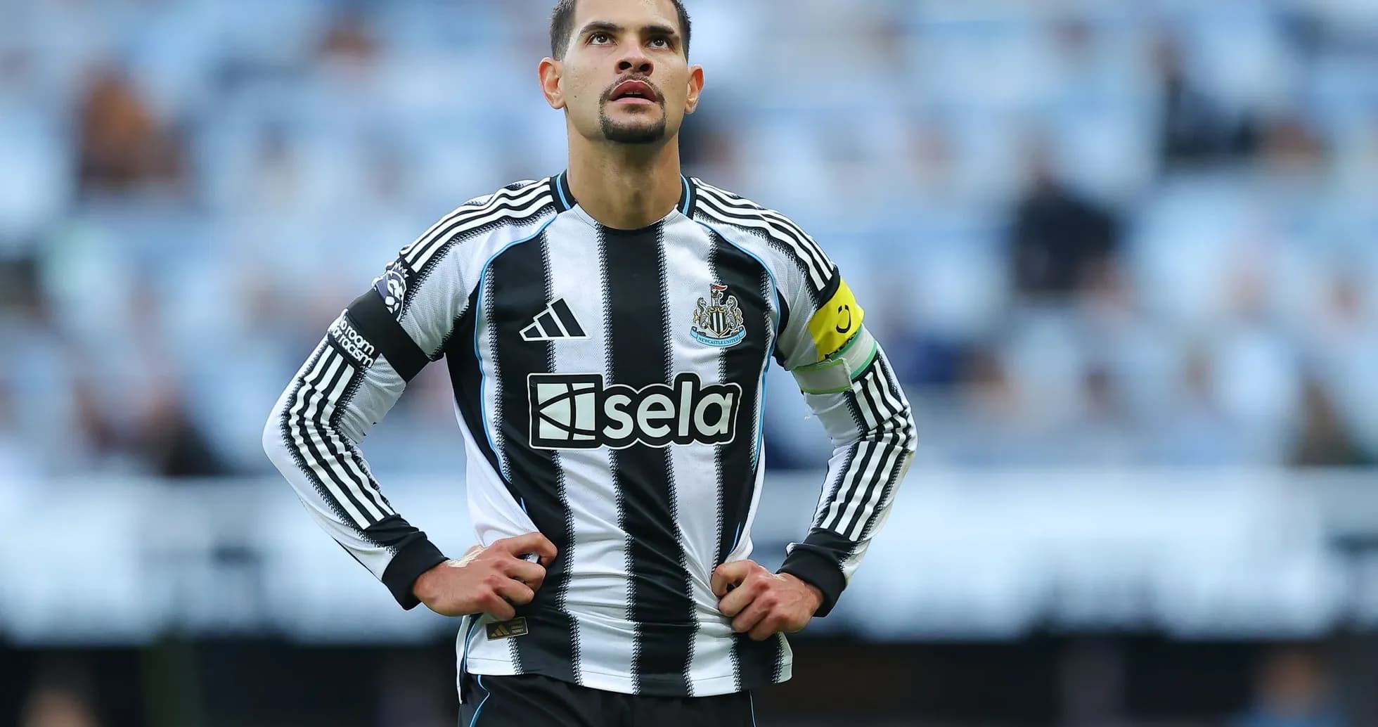 Jugador de Newcastle con el brazalete de capitán