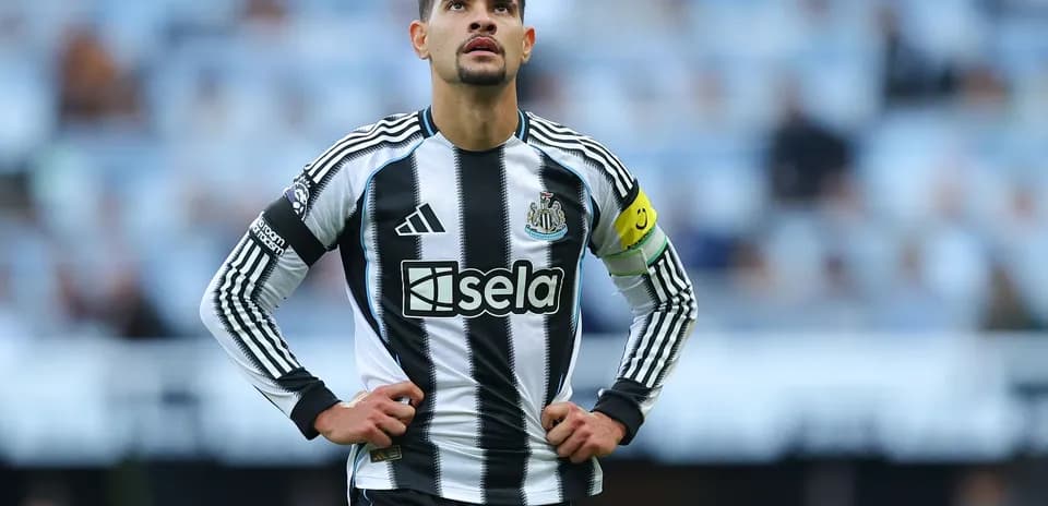 Jugador de Newcastle con el brazalete de capitán