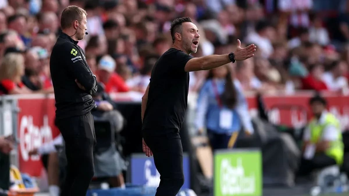 Entrenador gesticulando durante un partido de fútbol