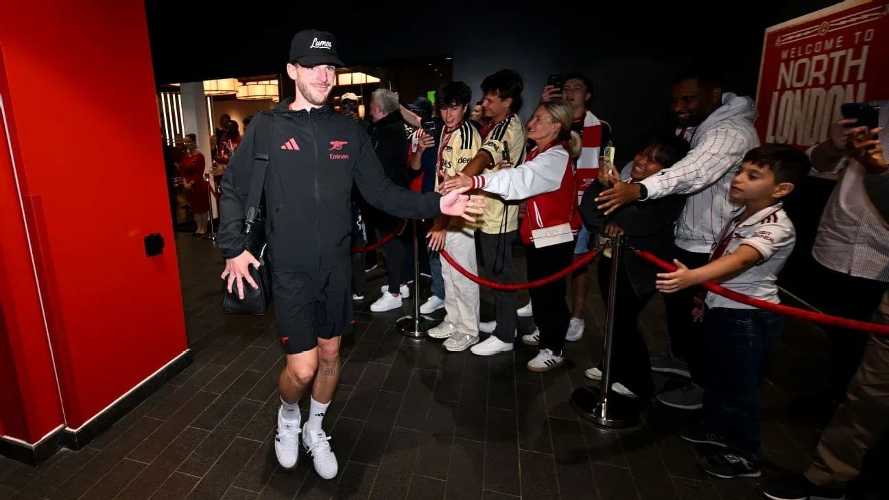 Jugador saludando a fans en la entrada del estadio
