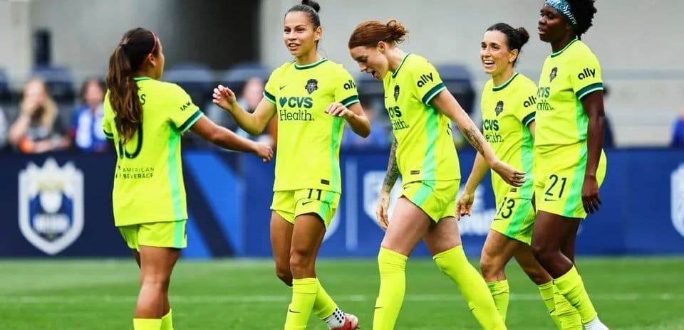 Jugadoras celebrando un gol durante el partido