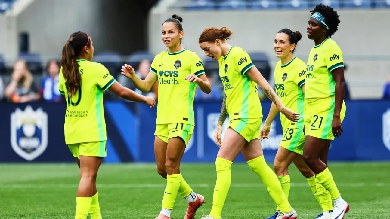 Jugadoras celebrando un gol durante el partido
