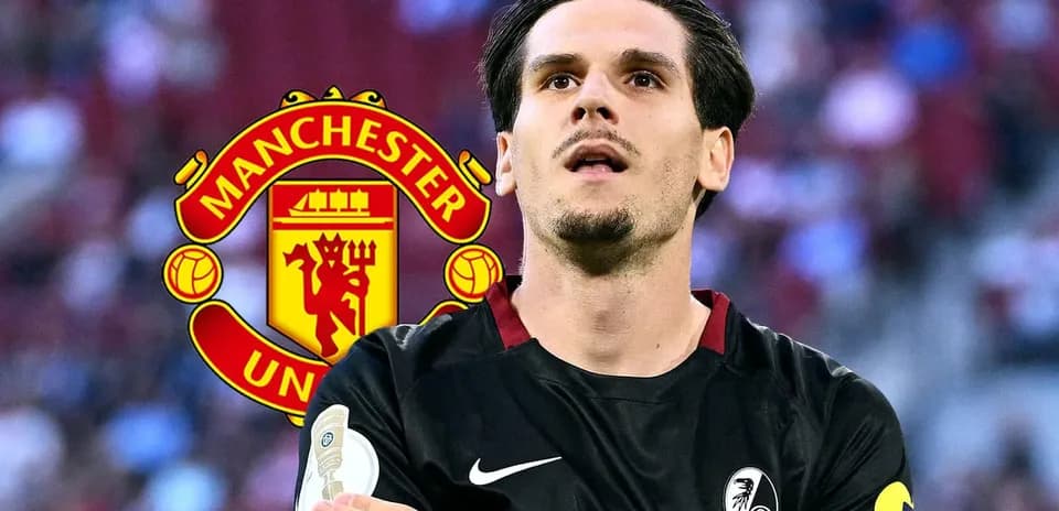 Jugador de fútbol con camiseta negra y logo de Manchester United