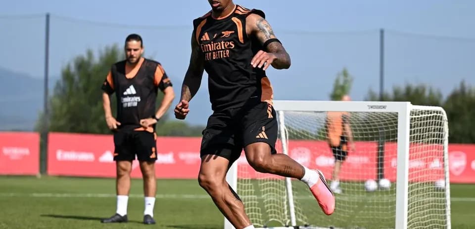 Jugador entrenando con balón en campo de entrenamiento
