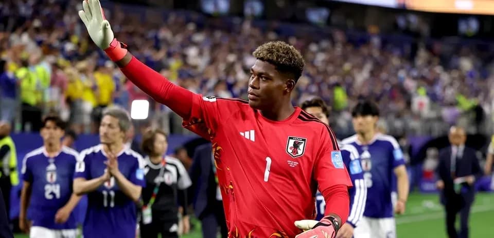 Portero japonés saludando a la afición tras el partido