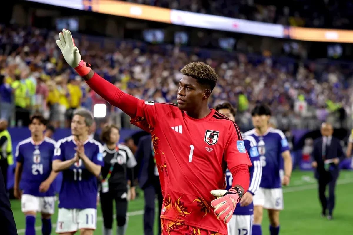 Portero japonés saludando a la afición tras el partido
