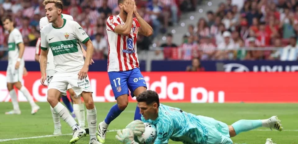 Jugadores de Elche y Atlético de Madrid en acción