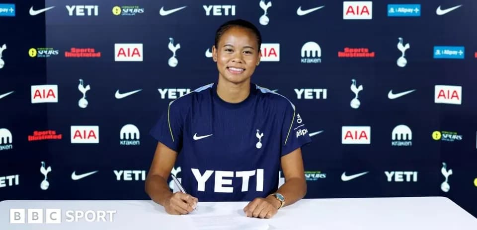 Jugadora firmando contrato en conferencia de prensa
