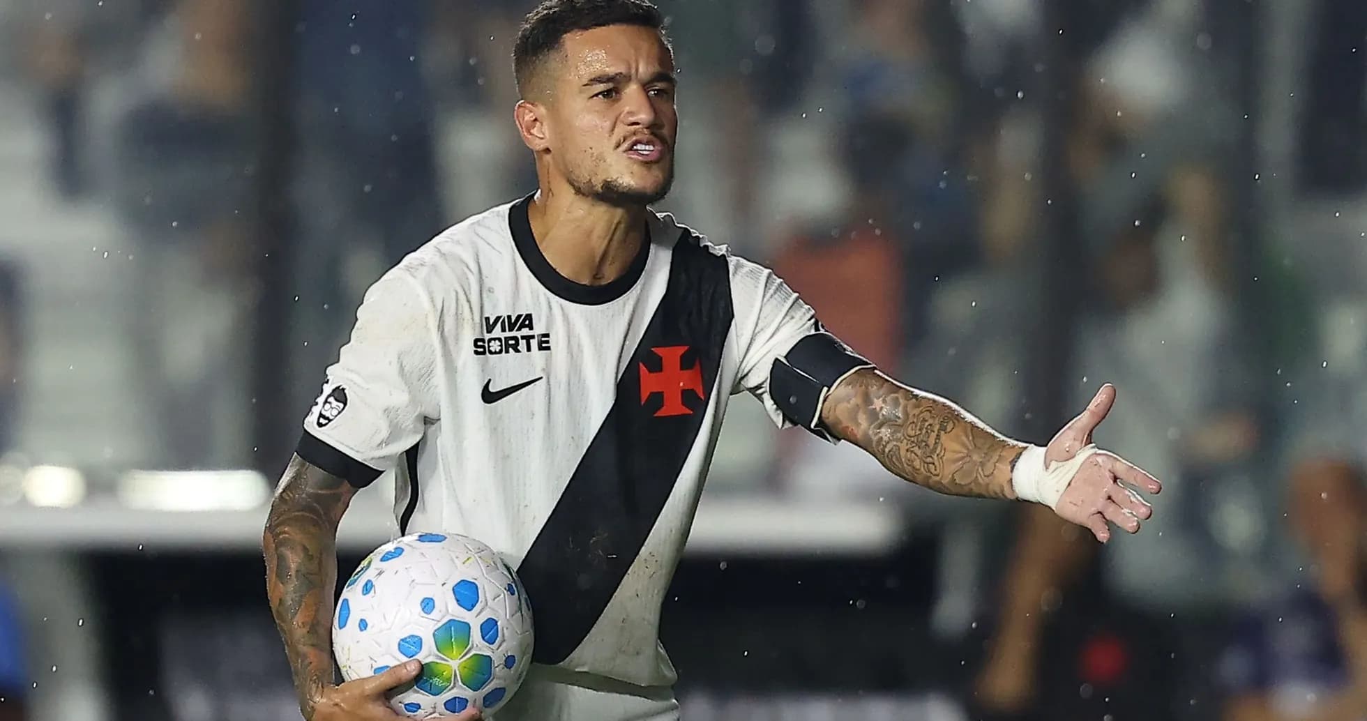 Jugador de fútbol sosteniendo un balón en el campo