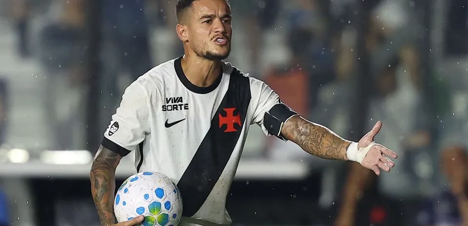 Jugador de fútbol sosteniendo un balón en el campo