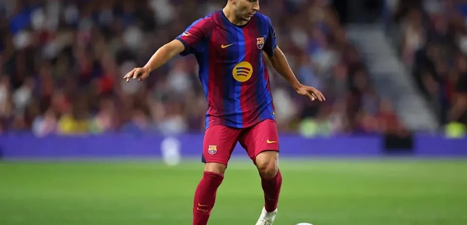 Jugador de Barcelona controlando el balón en el campo
