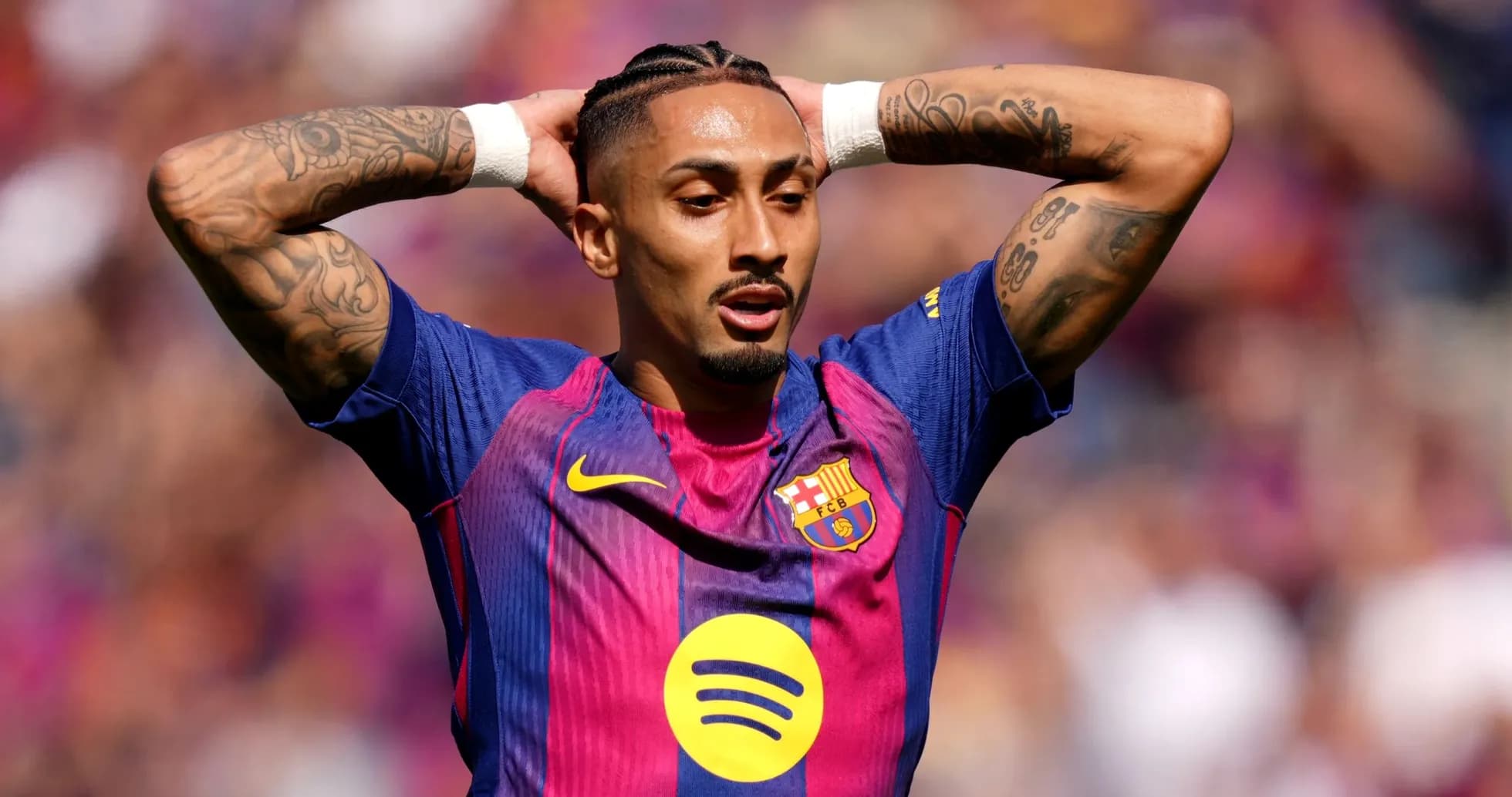 Jugador del FC Barcelona con gesto de frustración