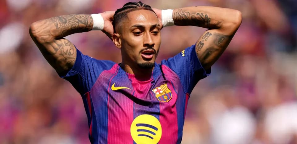 Jugador del FC Barcelona con gesto de frustración