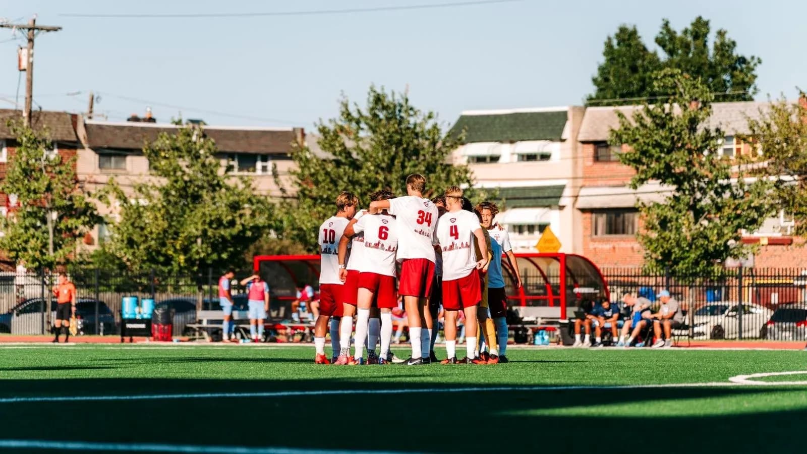 Equipo de fútbol reunido en el campo antes del partido