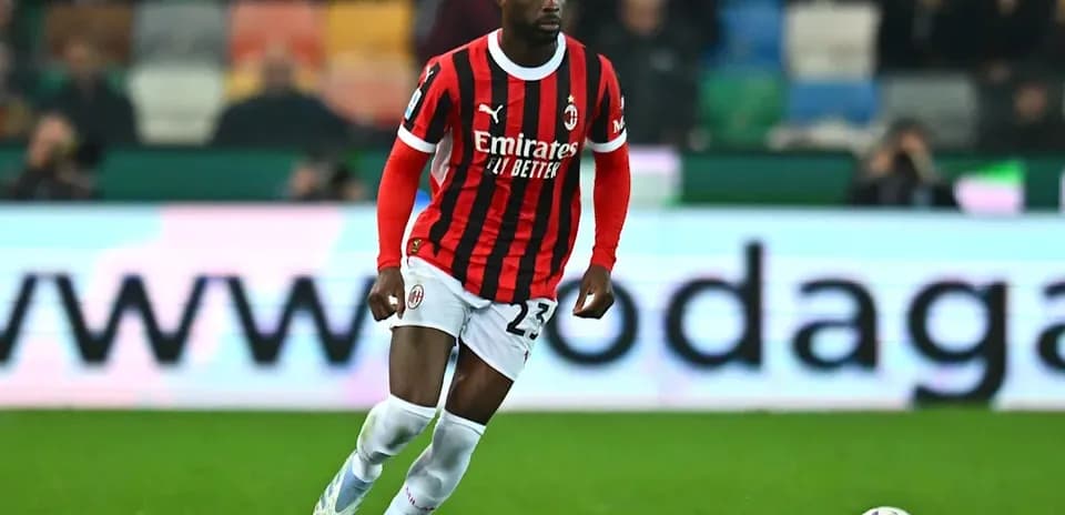 Jugador de AC Milan corriendo con el balón