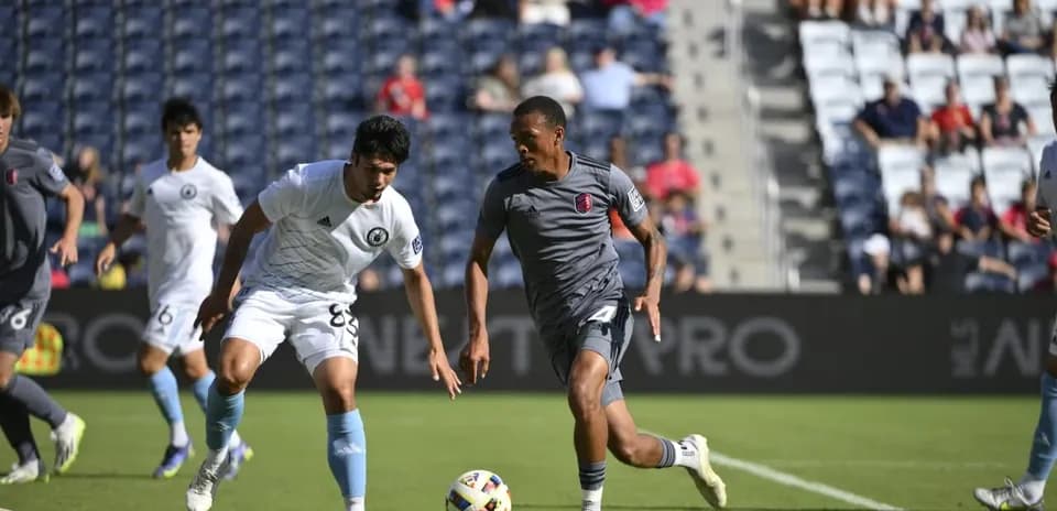 Jugadores compitiendo por el balón en el partido