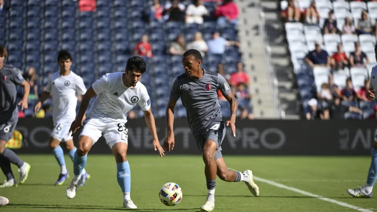 Jugadores compitiendo por el balón en el partido Jugadores compitiendo por el balón en el partido