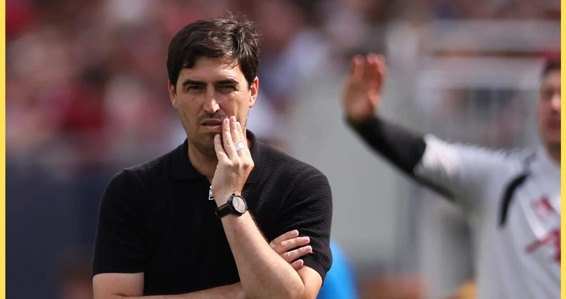 Entrenador observando el partido desde la línea lateral