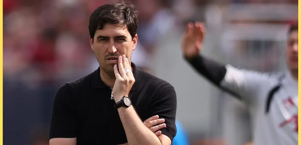 Entrenador observando el partido desde la línea lateral