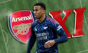 Jugador de Arsenal en el campo con logo del equipo